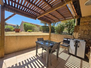 屋外ダイニングエリア