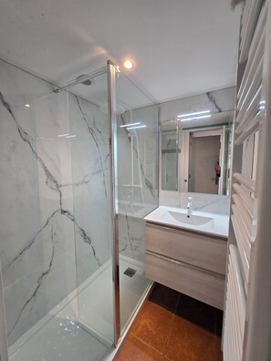 Dusche, Haartrockner, Handtücher, Seife