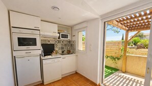 Una cocina compacta equipada con lavavajillas, horno y microondas.