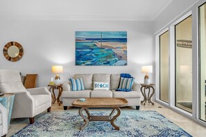 Signature-Apartment, 3 Schlafzimmer, Balkon, Strandblick | Wohnzimmer | 65-Zoll-Smart-TV mit Kabelempfang