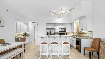 Signature Condo, 3 Bedrooms, Balcony, Beach View | In-room dining