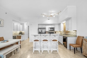 Signature-Apartment, 3 Schlafzimmer, Balkon, Strandblick | Essbereich im Zimmer