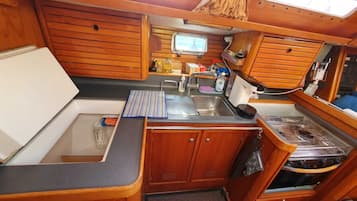 Køleskab, ovn, kogeplade, kaffe-/temaskine