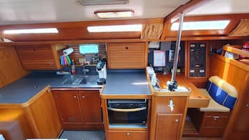 Køleskab, ovn, kogeplade, kaffe-/temaskine