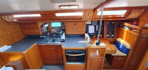 Réfrigérateur, four, plaque de cuisson, cafetière/bouilloire