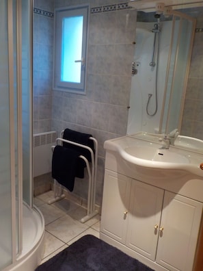 Douche, serviettes fournies