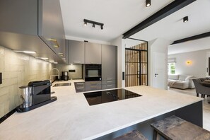 Frigorífico, microondas, horno y placa de cocina