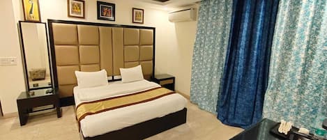 5 bedrooms, iron/ironing board, WiFi, bed sheets