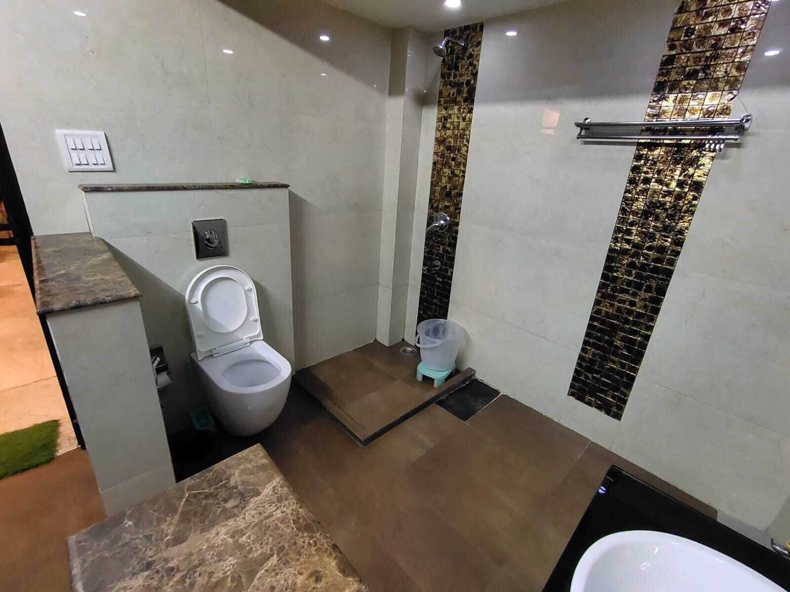 Jetted tub, hair dryer, bidet, towels