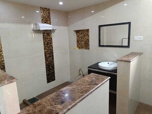 Whirlpool, Haartrockner, Bidet, Handtücher