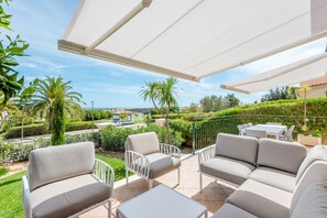 屋外ダイニングエリア