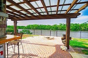 Terrace/patio - Private Riverfront Home - 1 mile to the Beach (Bonita Springs)