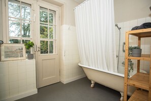 Douche, sèche-cheveux, bidet, serviettes fournies