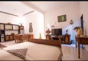 3 bedrooms, blackout drapes, soundproofing, free WiFi