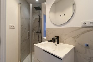 Shower, hair dryer, towels - Housing Simancas by Sharing Co (Madrid)