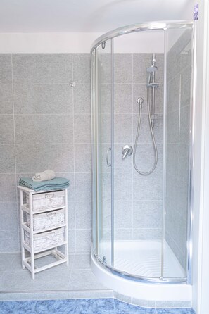 Douche, séchoir à cheveux, bidet, serviettes fournies