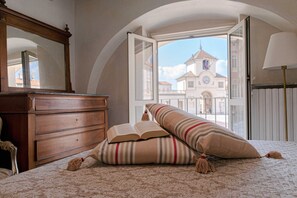 1 chambre, bureau, système d’insonorisation, fer et planche à repasser