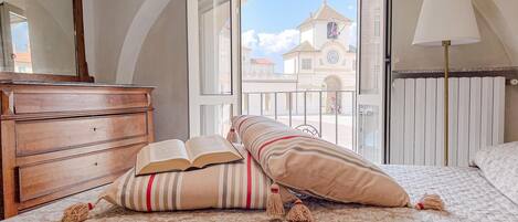 1 soverom, skrivebord, lydisolert og strykejern/-brett