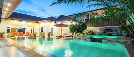 2 outdoor pools