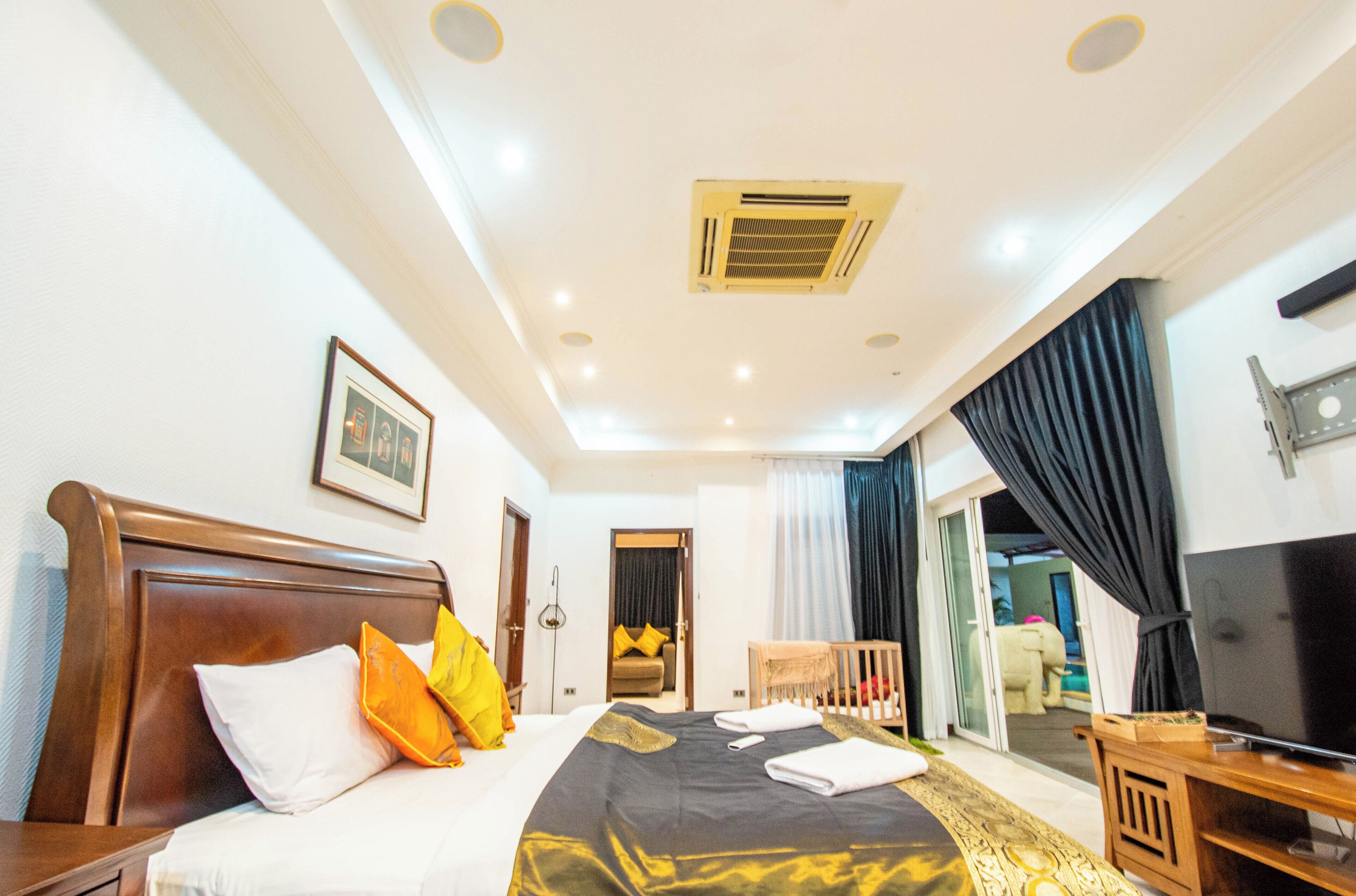 4 bedrooms, individually furnished, desk, free WiFi
