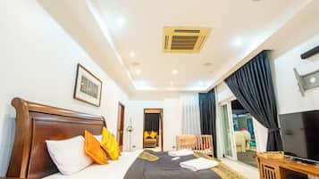 4 bedrooms, individually furnished, desk, free WiFi
