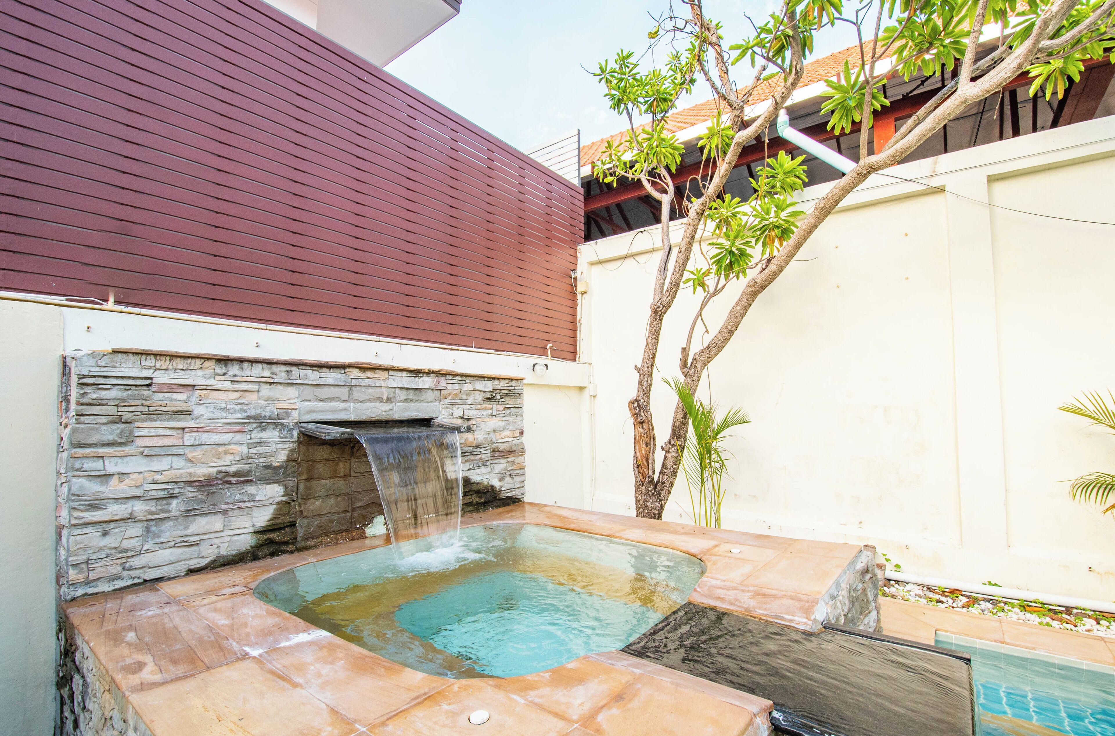 2 outdoor pools