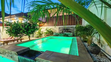 2 outdoor pools