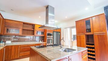 Luxury Villa | Dapur peribadi | Peti sejuk/penyejuk beku saiz penuh, ketuhar gelombang mikro, ketuhar