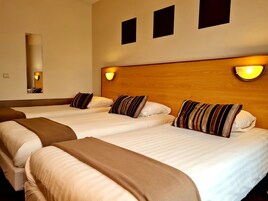 Triple Room | Desk, free WiFi