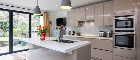 Frigorífic, microones, forn i placa de cuina