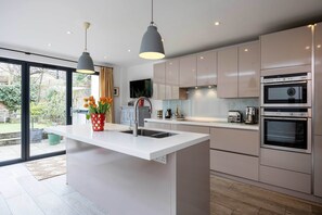 Frigorifero, microonde, forno, piano cottura