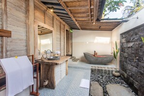 One-Bedroom Villa | Baño | Tina y regadera independientes, secadora de cabello, batas, pantuflas 