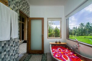 Villa with Garden View | Baño | Bañera y ducha independientes, secador de pelo, albornoces y zapatillas