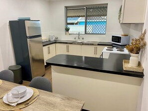 Kjøleskap, mikrobølgeovn, kokeplater og oppvaskmaskin