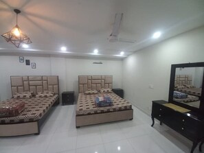 1 bedroom, iron/ironing board, WiFi, bed sheets - Near bahria orchard hospital (Lahore)