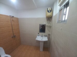 Haartrockner, Handtücher, Seife, Toilettenpapier