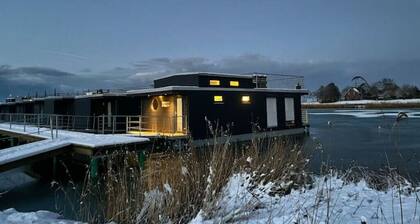 Hausboot der Friesl√§nder