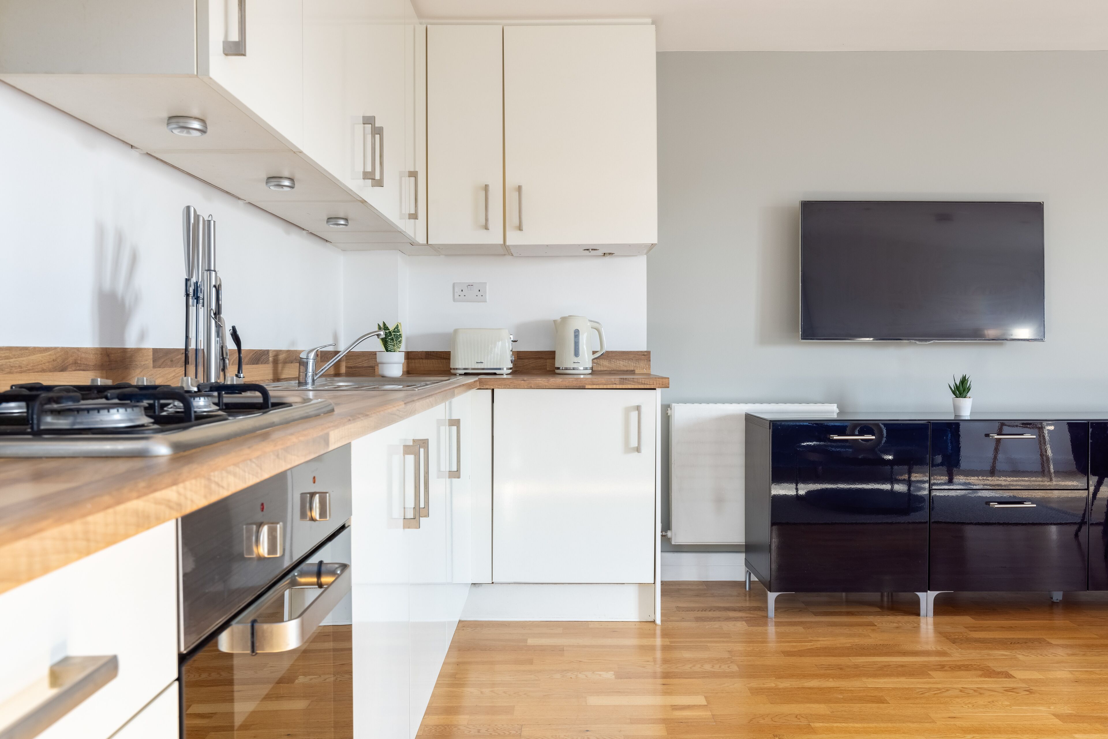 Apartment | Private kitchen | Fridge, microwave, oven, stovetop