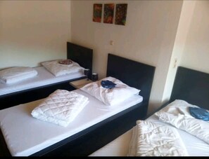 3 habitaciones, tabla de planchar con plancha y cuna de viaje 