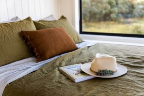 1 bedroom, bed sheets - Tiny Daisy - Greater Blue Mountains (Shooters Hill)