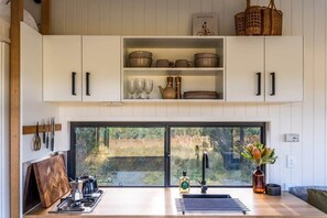 Fridge, stovetop, cookware/dishes/utensils - Tiny Daisy Summary:<br>R (Shooters Hill)