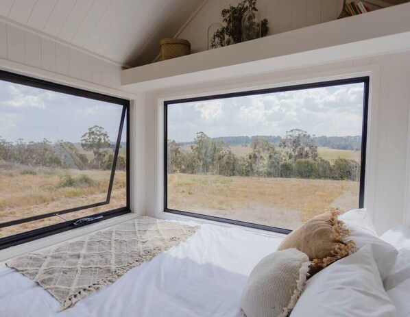 1 bedroom, bed sheets - Tiny Daisy Summary:<br>R (Shooters Hill)