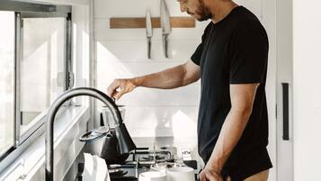 Kylskåp, spishäll och grytor/köksredskap