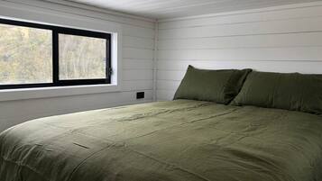 1 bedroom, bed sheets