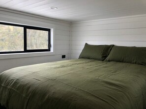 1 bedroom, bed sheets