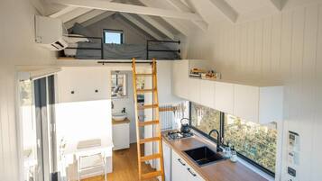 冷蔵庫、コンロ、調理器具と食器