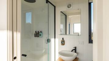 シャワー、環境にやさしいバスアメニティ、タオル