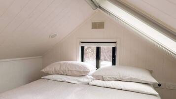 1 bedroom, bed sheets