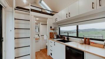 Kühlschrank, Herdplatte, Kochgeschirr/Geschirr/Besteck