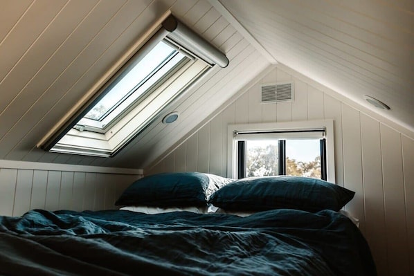 1 bedroom, bed sheets